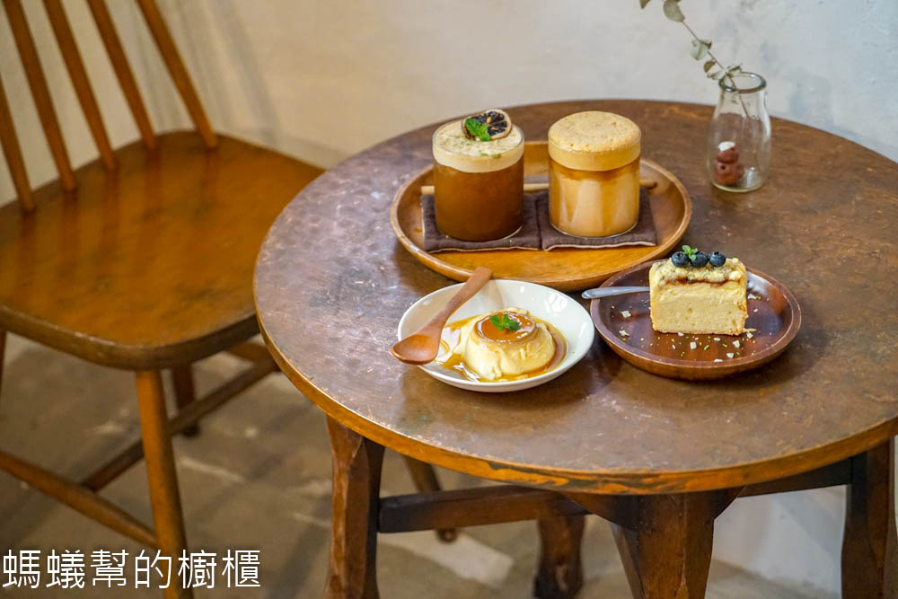 棲身 彰化市藏身巷弄裡特色咖啡館 跟著老屋點燈一起探訪 推薦咖啡奶昔 布丁 螞蟻幫的櫥櫃