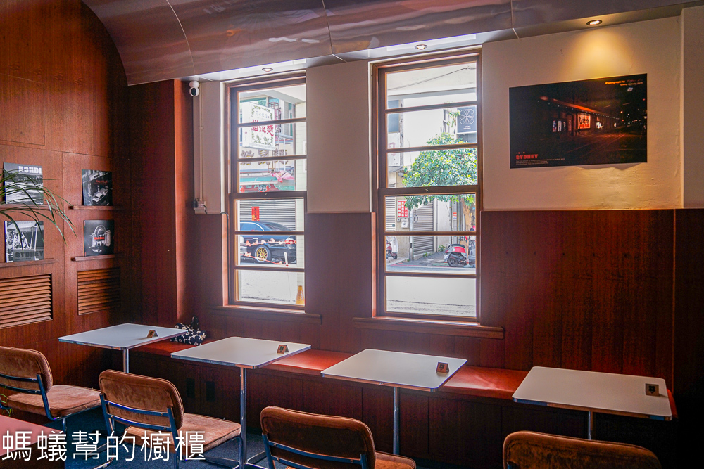 Light up cafe&bar | 彰化市高賓閣裡咖啡館。