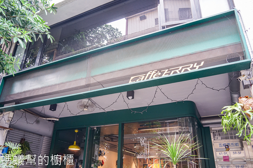 仁將Caffeterry | 台中西區個性咖啡館，肉桂捲好吃。