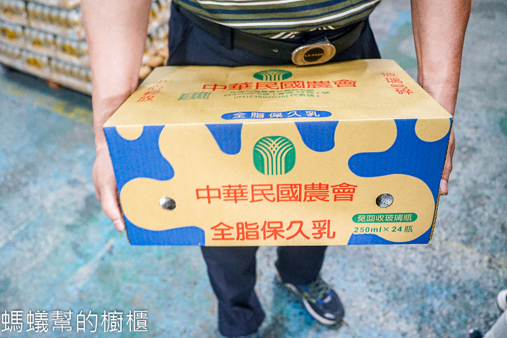 牛奶坊中部最大牛奶批發商 | 北斗交流道下,每家都狂搬好幾箱。