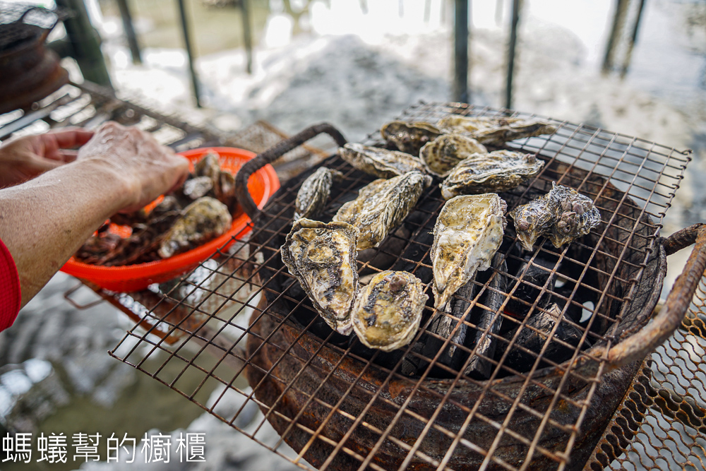 王功旅遊搭鐵牛車挖蛤蜊、海上烤蚵仔吃到飽，就找永昌叔 !