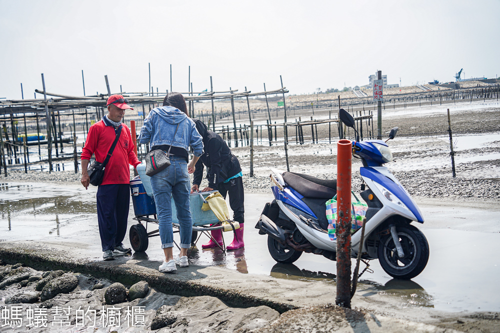 王功旅遊搭鐵牛車挖蛤蜊、海上烤蚵仔吃到飽，就找永昌叔 !