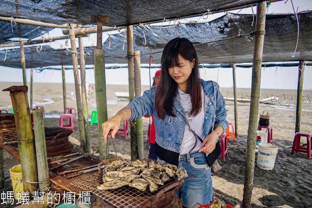 王功旅遊搭鐵牛車挖蛤蜊、海上烤蚵仔吃到飽，就找永昌叔 !
