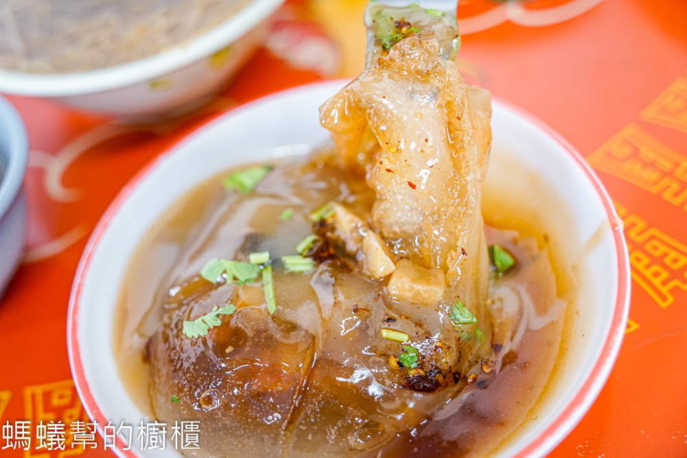 溪口肉圓 | 嘉義溪口肉圓老店，外皮Q彈，提供免費柴魚湯。