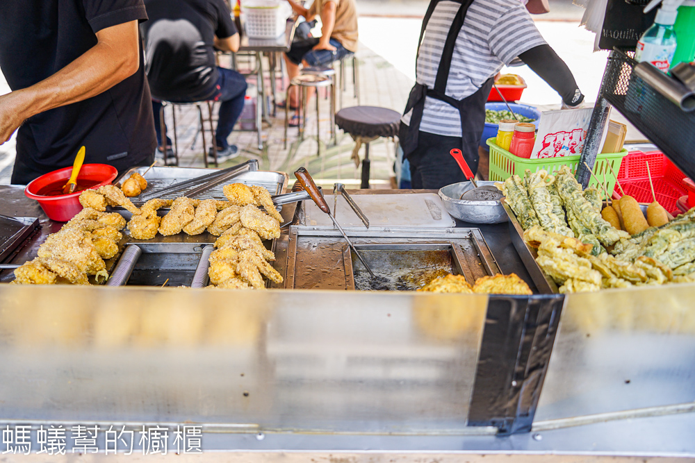 溪口蚵嗲黑輪攤 | 北極殿廟口前的小吃攤，蚵嗲還有賣炸雞熱狗。