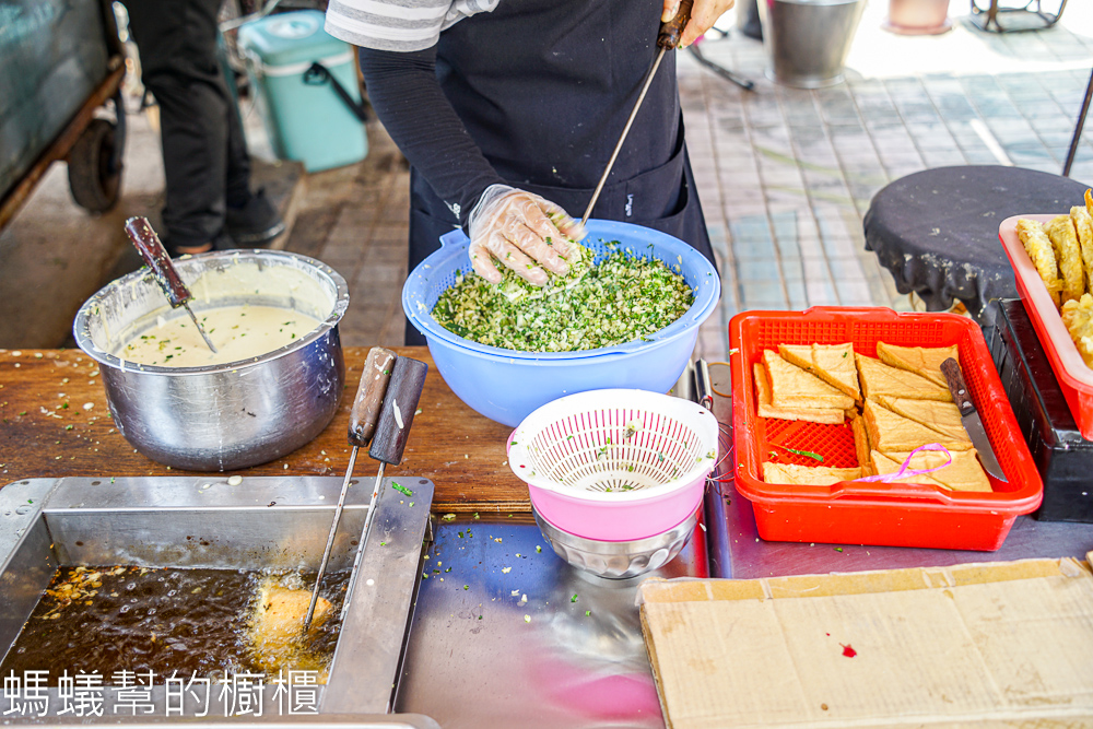 溪口蚵嗲黑輪攤 | 北極殿廟口前的小吃攤，蚵嗲還有賣炸雞熱狗。