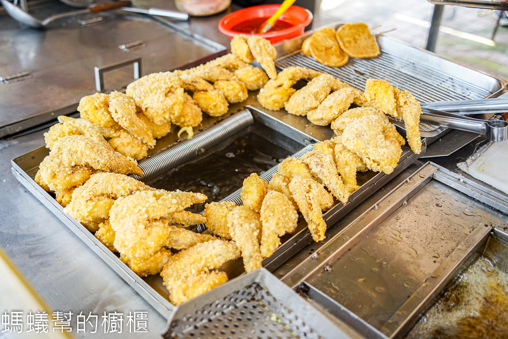 溪口蚵嗲黑輪攤 | 北極殿廟口前的小吃攤，蚵嗲還有賣炸雞熱狗。
