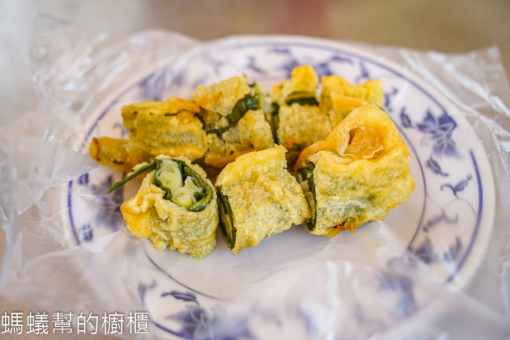 溪口蚵嗲黑輪攤 | 北極殿廟口前的小吃攤，蚵嗲還有賣炸雞熱狗。