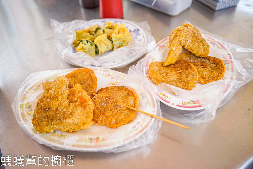 溪口蚵嗲黑輪攤 | 北極殿廟口前的小吃攤，蚵嗲還有賣炸雞熱狗。