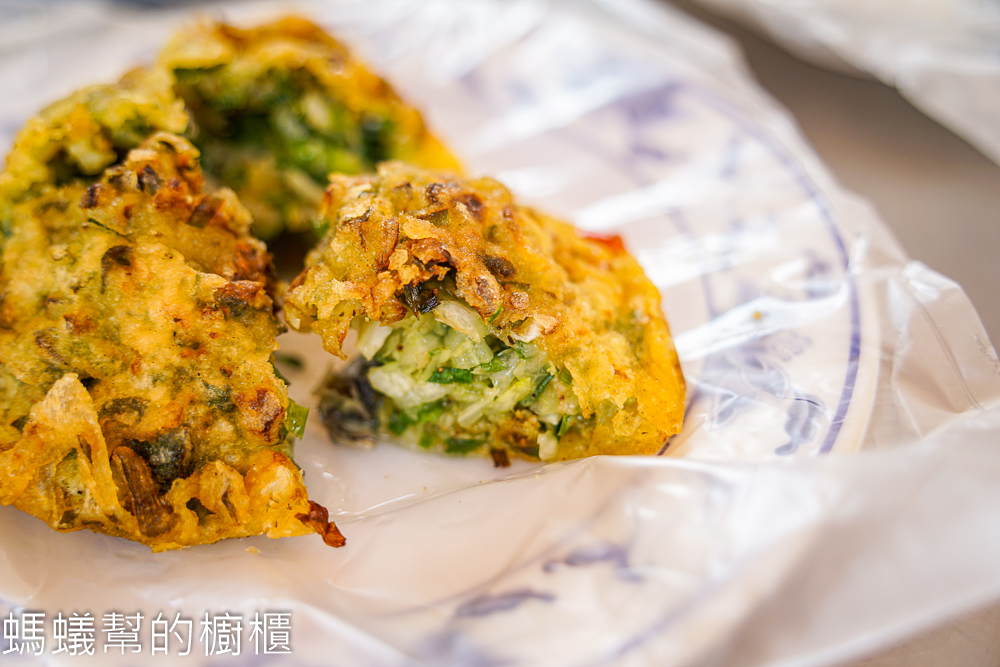 溪口蚵嗲黑輪攤 | 北極殿廟口前的小吃攤，蚵嗲還有賣炸雞熱狗。
