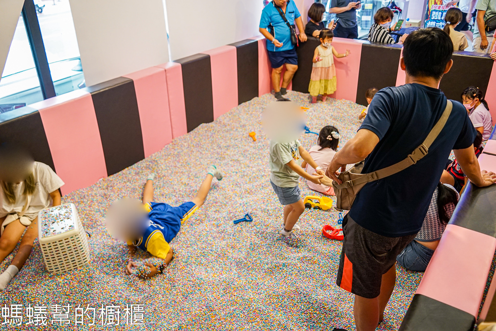 達拉樂樂屋 | 彰化一票玩到底室內兒童遊樂區，夾娃娃機。