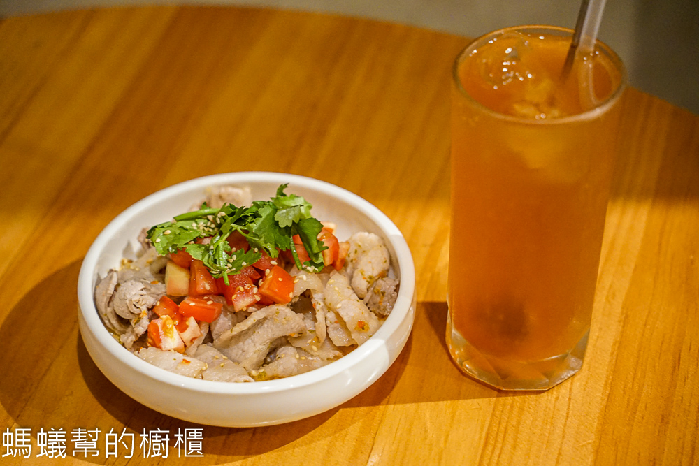 發愣吃勤美店 | 台中西區創意麵食，酒香蛤蠣麵爆滿蛤蠣。