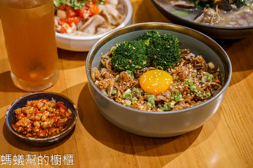 發愣吃勤美店 | 台中西區創意麵食，酒香蛤蠣麵爆滿蛤蠣。
