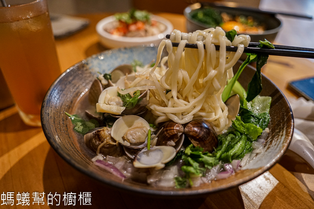 發愣吃勤美店 | 台中西區創意麵食，酒香蛤蠣麵爆滿蛤蠣。