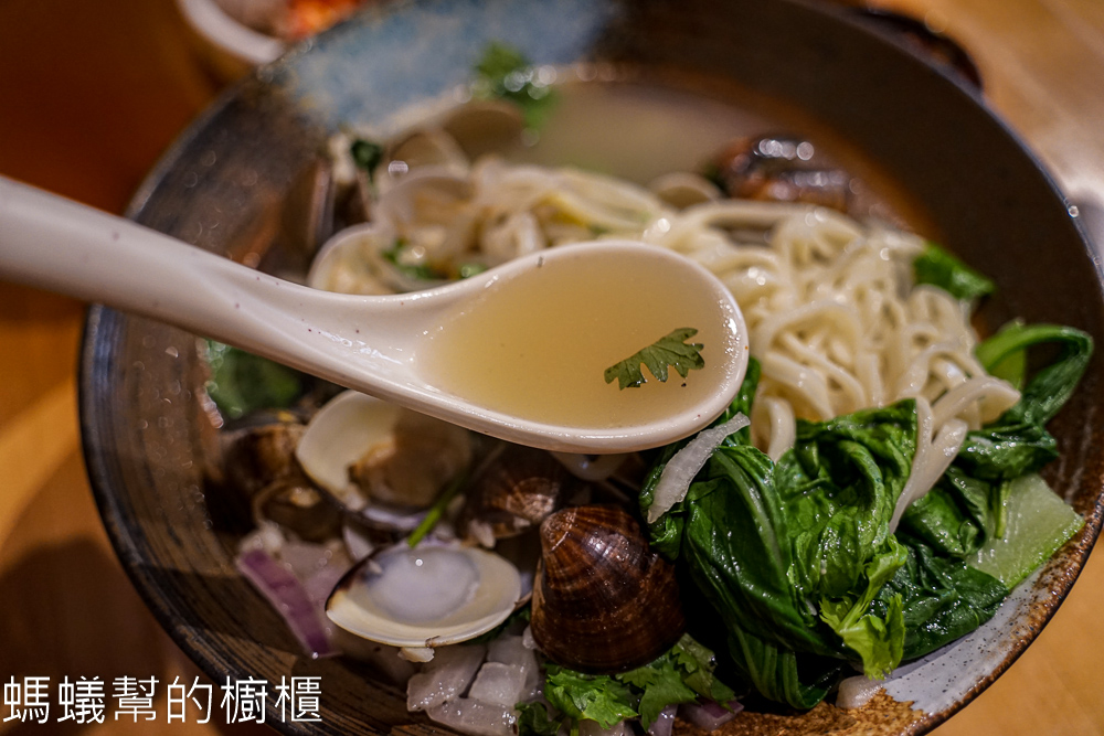 發愣吃勤美店 | 台中西區創意麵食，酒香蛤蠣麵爆滿蛤蠣。