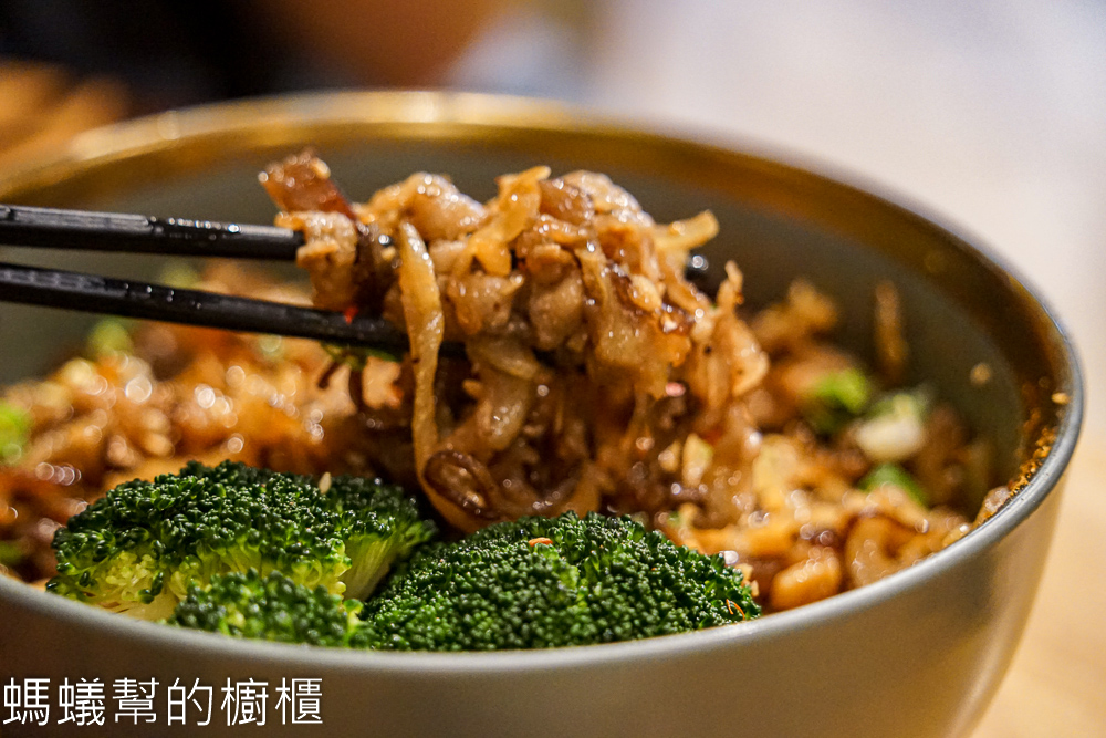 發愣吃勤美店 | 台中西區創意麵食，酒香蛤蠣麵爆滿蛤蠣。
