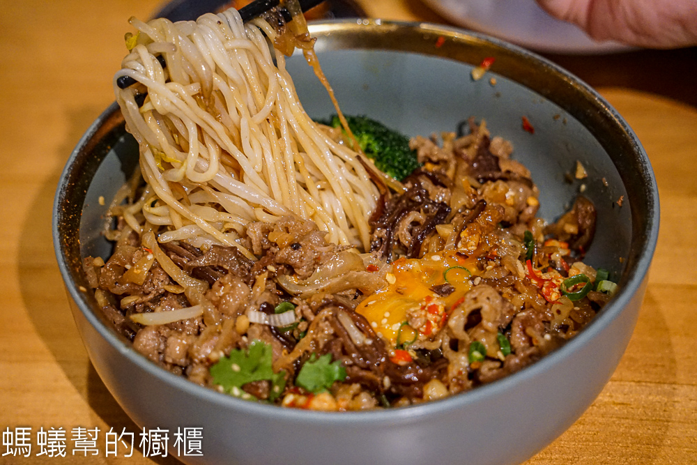 發愣吃勤美店 | 台中西區創意麵食，酒香蛤蠣麵爆滿蛤蠣。
