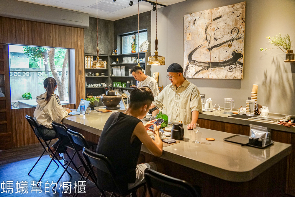 三茶一生小院茶事 | 台中沙鹿巷弄裡角間茶館，綠意庭園有寂靜感。