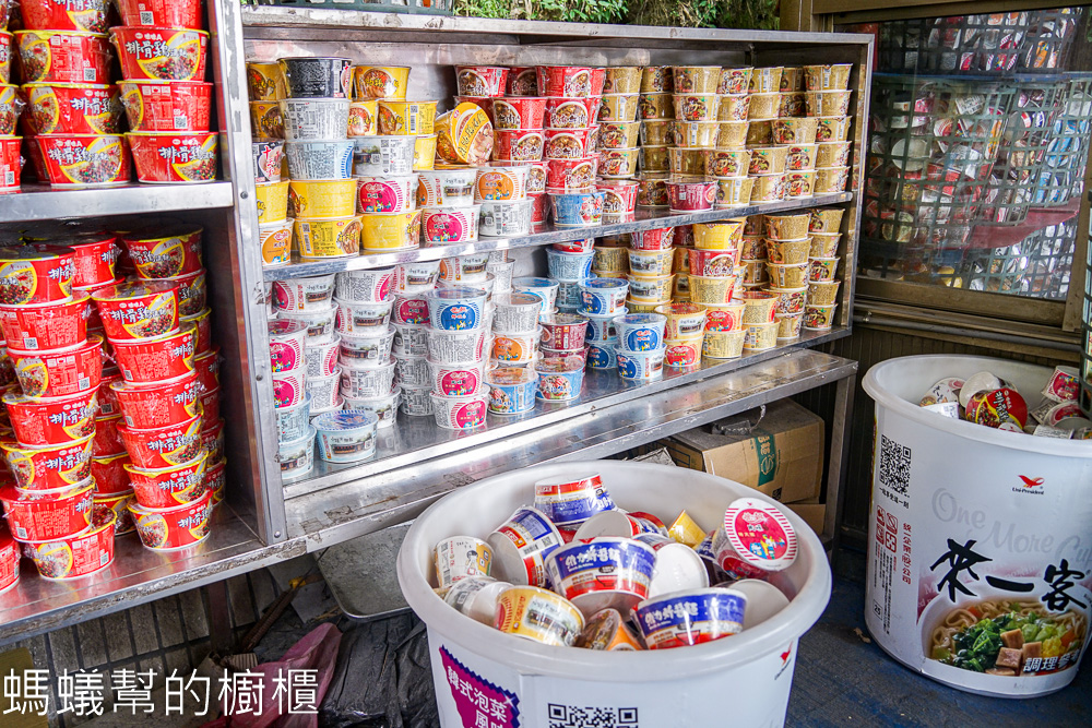 中寮石龍宮 | 南投土地公泡麵，補財運香火鼎盛，早年求明牌聖地。