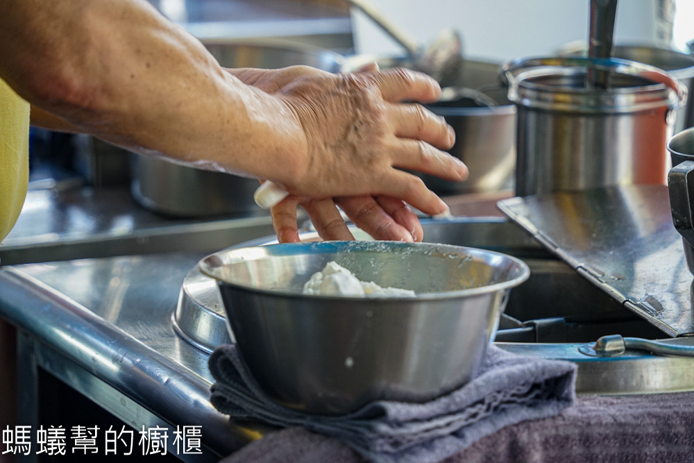澎湖伯豆花圓仔湯 | 彰化市三民市場老攤,手搓圓仔超好吃!