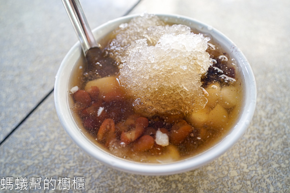 澎湖伯豆花圓仔湯 | 彰化市三民市場老攤，手搓圓仔超好吃！