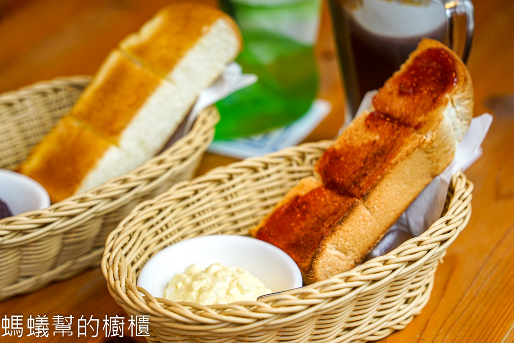 客美多咖啡黎明店 | 早餐時段買飲料送厚片土司，附停車場好停車。