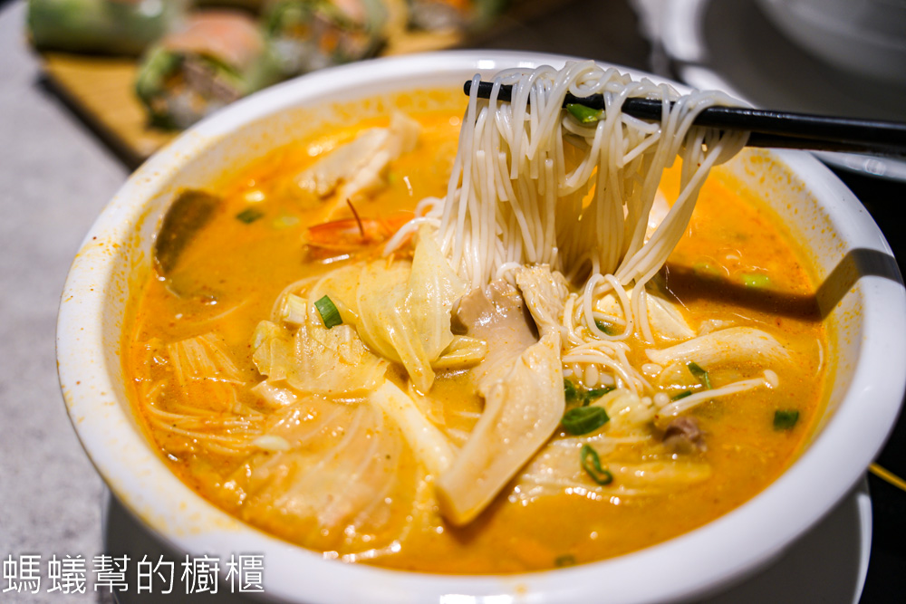 G7越南火鍋 | 台中火車站前舊商城越南美食，帽子火鍋、春捲。