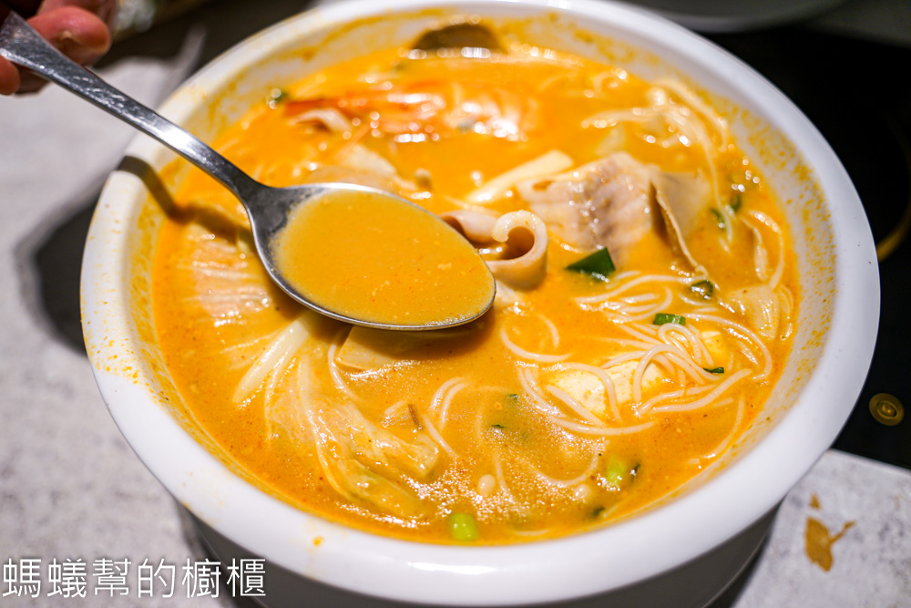 G7越南火鍋 | 台中火車站前舊商城越南美食，帽子火鍋、春捲。