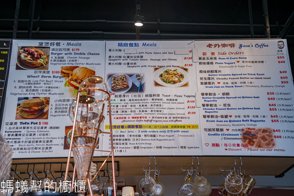 老外咖啡 | 台中火車站二樓溫馨小角落，還有販售輕食。