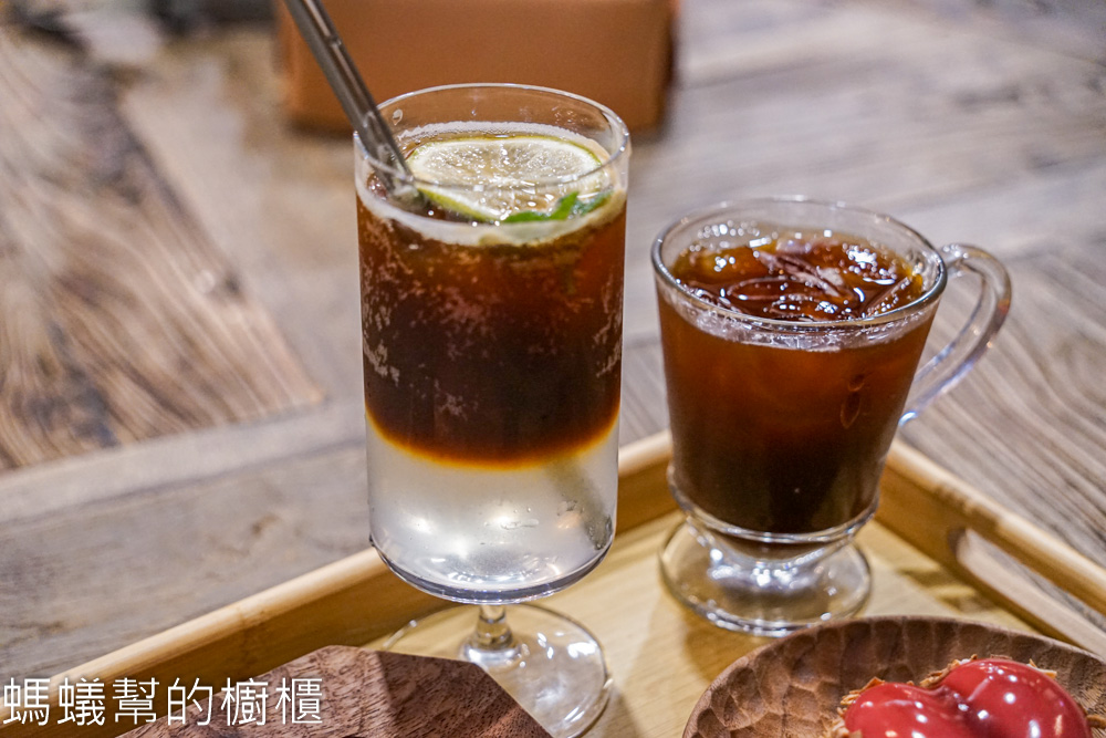 藍色城堡X茱諾法式甜點 | 埔里霍爾的移動城堡，甜點飲料水準好。