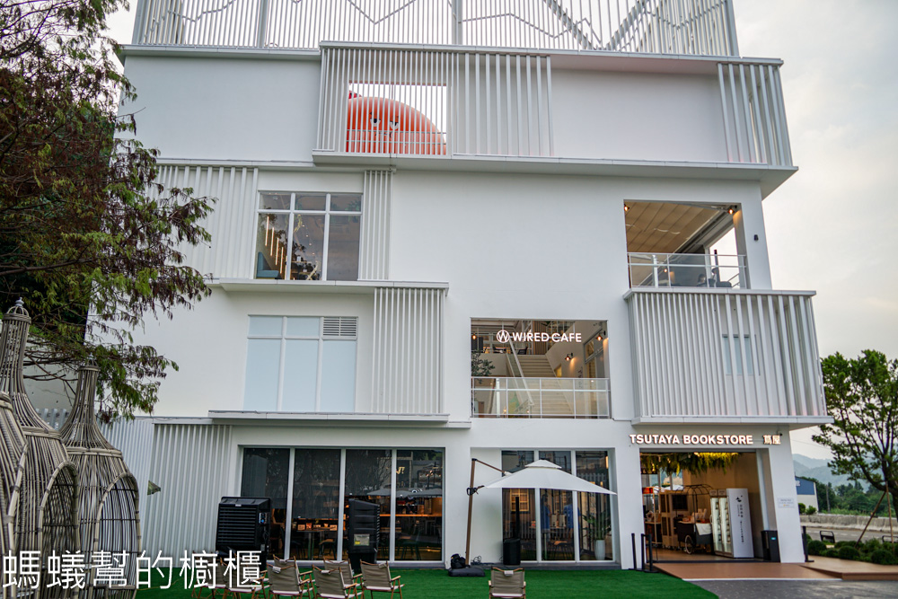 日月町複合式商場 | 南投埔里新地標，特色攤車、蔦屋書店進駐。