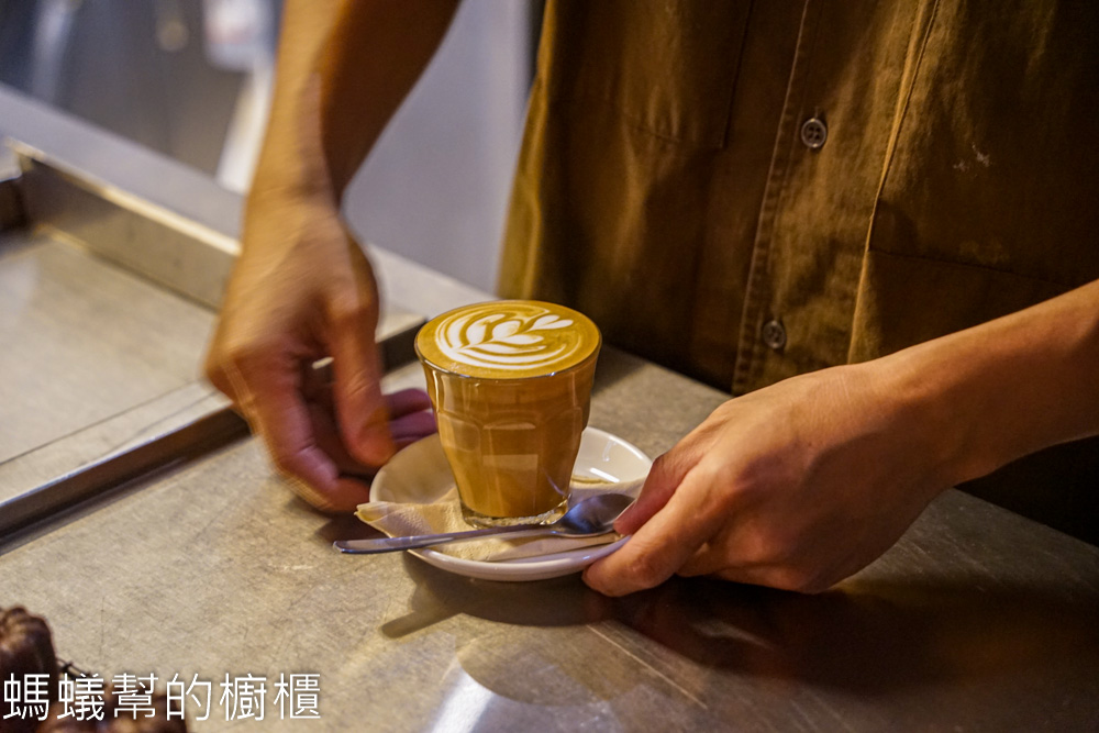 岸岌咖啡 | 彰化市隱藏在小巷弄裡咖啡館，鄰近彰化火車站。