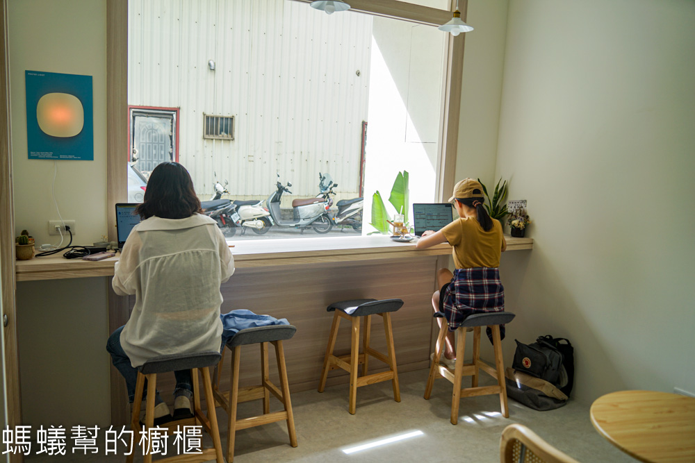 裝咖所在 | 彰化市清爽風格咖啡館，提拉米蘇、布丁、咖啡。