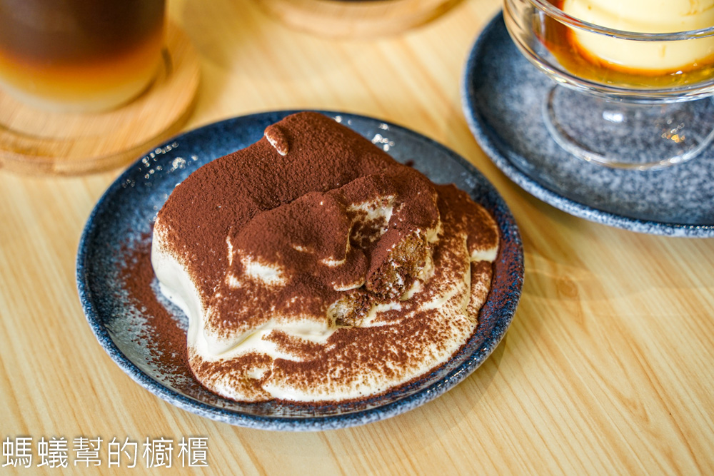 裝咖所在 | 彰化市清爽風格咖啡館，提拉米蘇、布丁、咖啡。