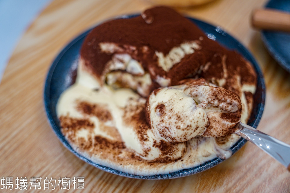 裝咖所在 | 彰化市清爽風格咖啡館，提拉米蘇、布丁、咖啡。