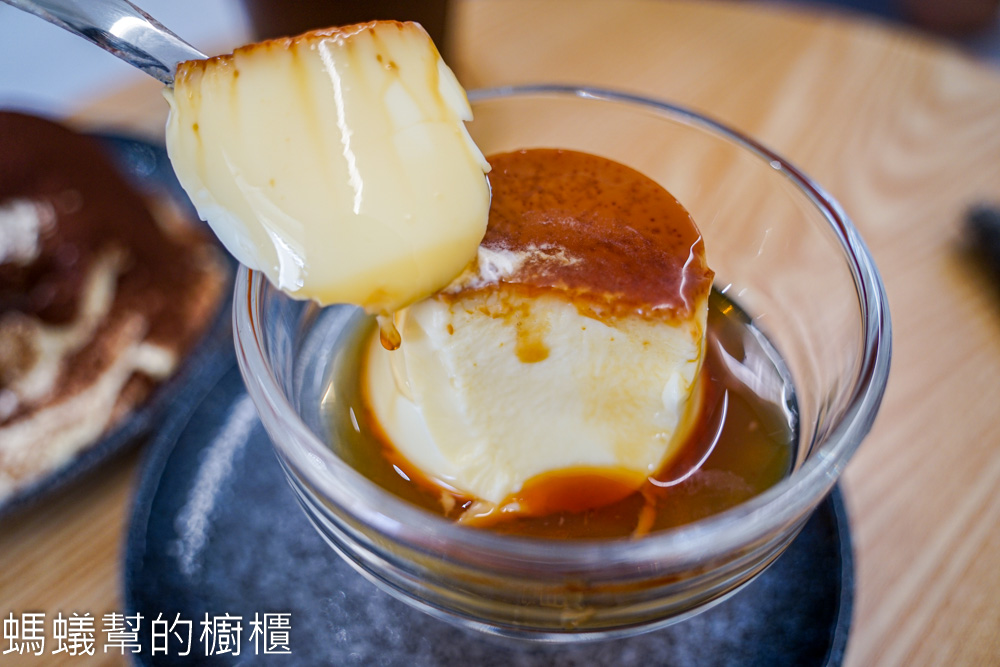 裝咖所在 | 彰化市清爽風格咖啡館，提拉米蘇、布丁、咖啡。
