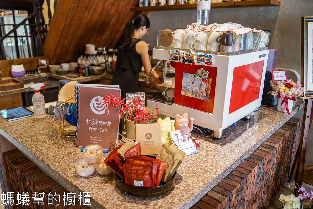 仁德咖啡 | 斗六劉仁德老宅裡咖啡館，檜木香氣瀰漫，太平老街。