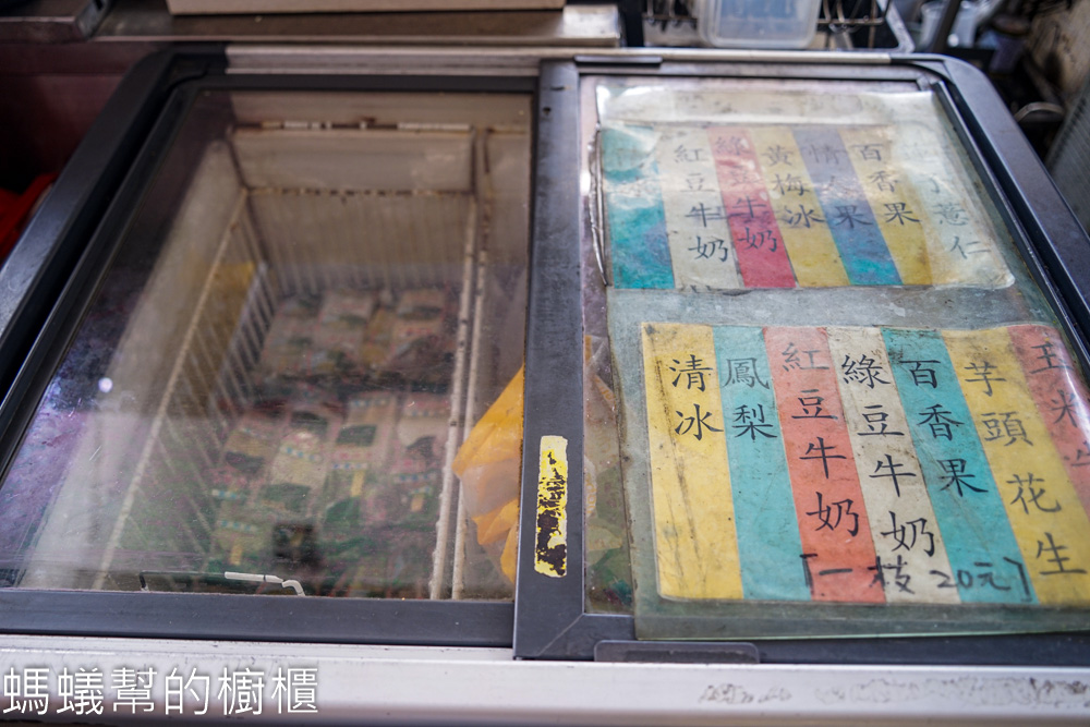 綠空商店懷舊咖啡廳 | 台中南區童趣輕食咖啡廳，超多老物收藏品。