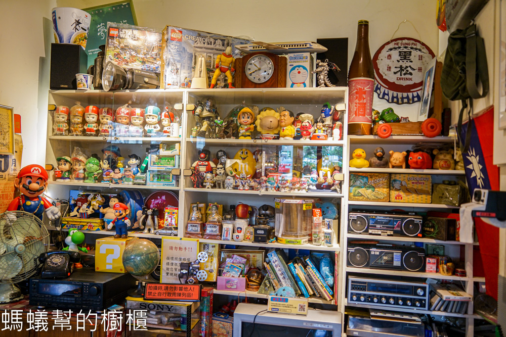 綠空商店懷舊咖啡廳 | 台中南區童趣輕食咖啡廳，超多老物收藏品。