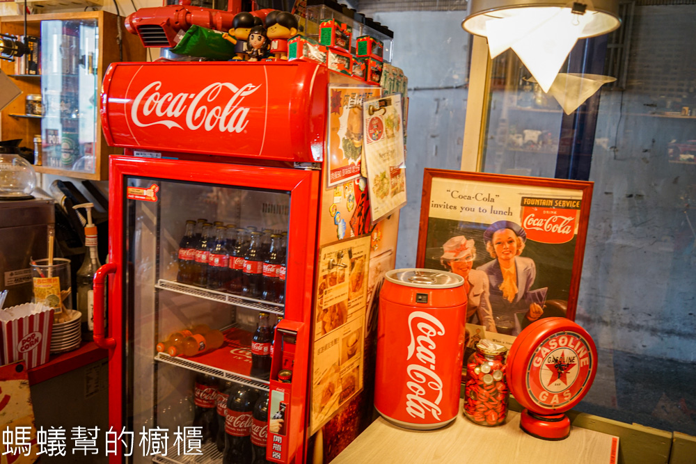 綠空商店懷舊咖啡廳 | 台中南區童趣輕食咖啡廳，超多老物收藏品。