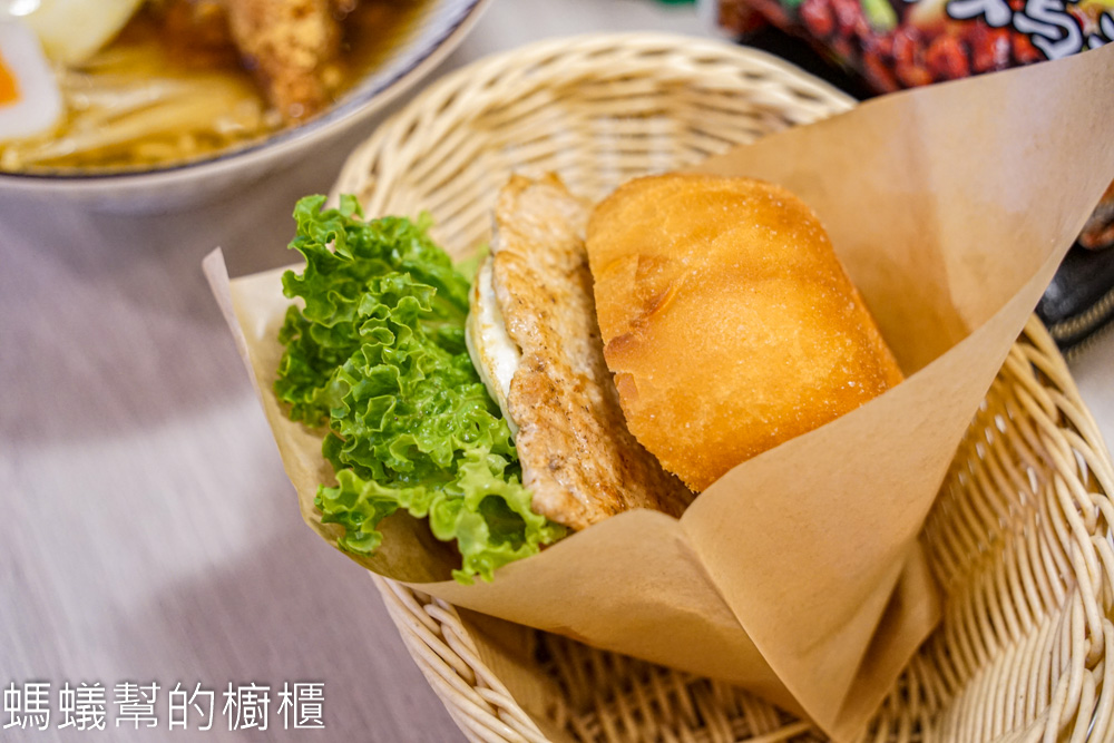 綠空商店懷舊咖啡廳 | 台中南區童趣輕食咖啡廳，超多老物收藏品。