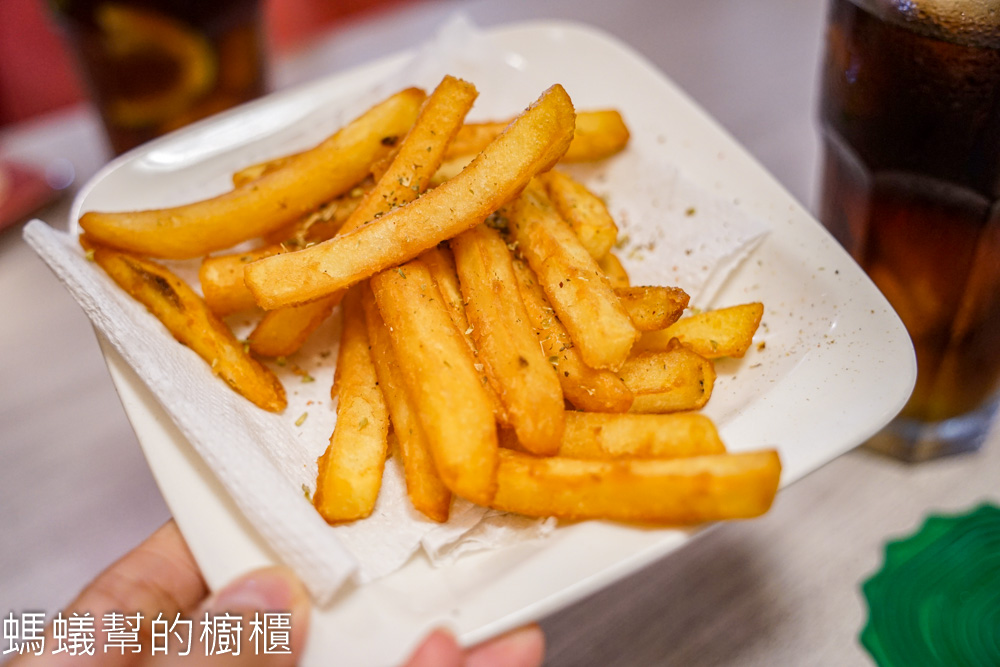 綠空商店懷舊咖啡廳 | 台中南區童趣輕食咖啡廳，超多老物收藏品。