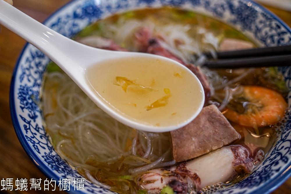 丸二米粉 | 竹山日式老屋裡吃海鮮米粉,大碗料多!濃濃復古情調。