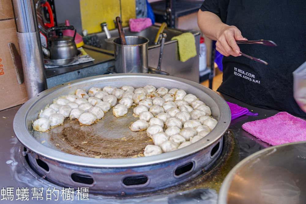 台中一中街福州包 | 一中人氣小吃攤，四顆20元，常常大排長龍。
