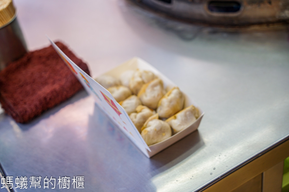 台中一中街福州包 | 一中人氣小吃攤，四顆20元，常常大排長龍。