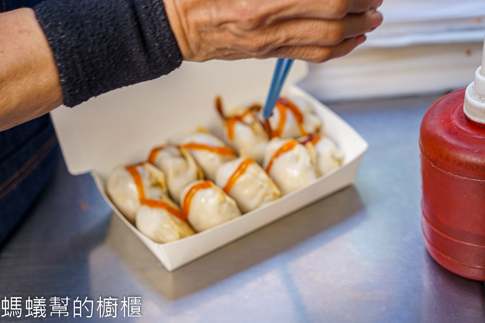 台中一中街福州包 | 一中人氣小吃攤，四顆20元，常常大排長龍。
