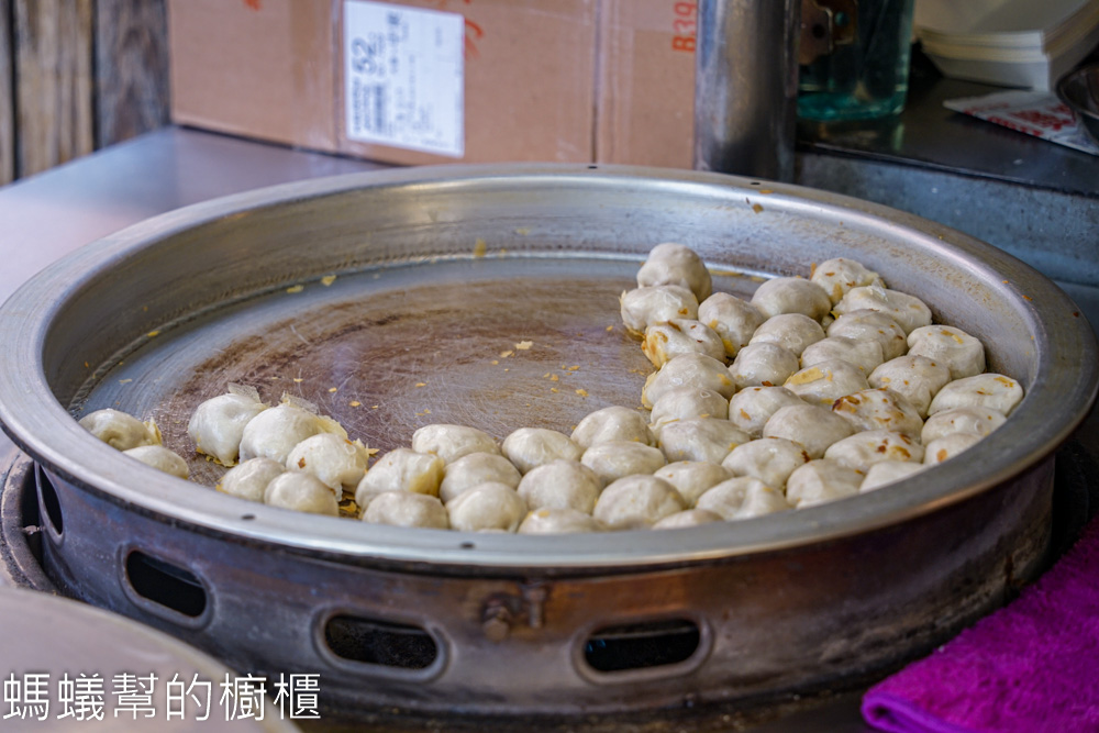 台中一中街福州包 | 一中人氣小吃攤，四顆20元，常常大排長龍。