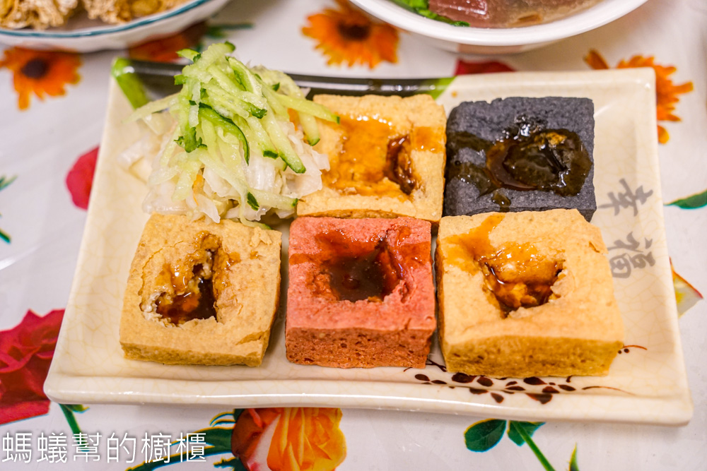 幸福臭豆腐 | 彰化市彩色臭豆腐，香酥夠味，免費飲料供應。