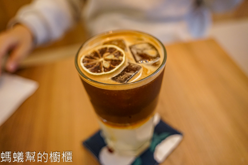 梧桐樹咖啡 | 員林質感咖啡，還是一處看股票的咖啡館。