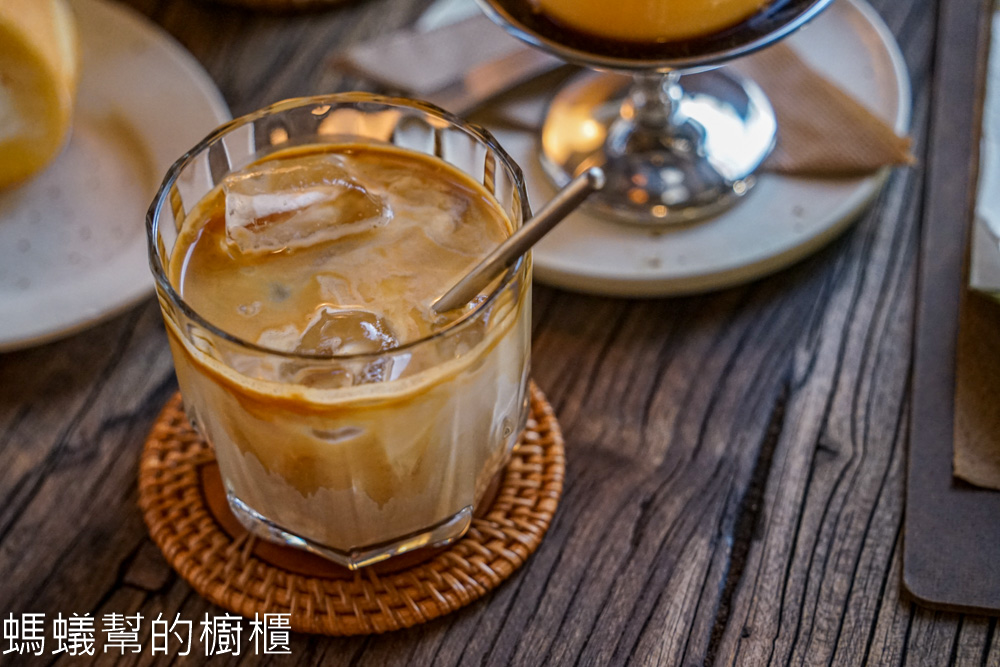 喫茶Sénmi | 台中舊城裡藏身老宅五樓的甜點咖啡廳。